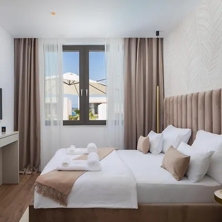The Palms By Irundo Vila *